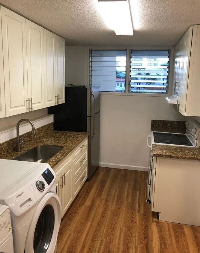 Foto principal - 2 bedroom. Ala Moana. Private Balcony