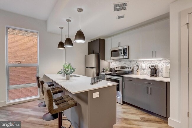 Photo - 3029 W Glenwood Avenue Unit 207 Apartment