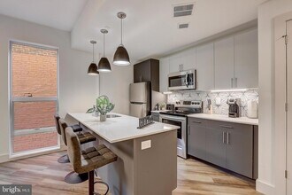 Building Photo - 3029 W Glenwood Ave