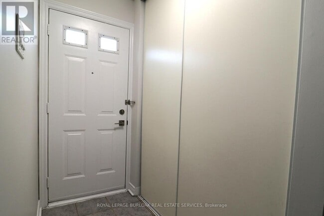 Building Photo - 4140-4140 Foxwood Dr