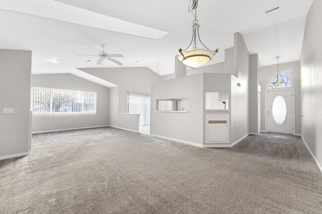 Foto del edificio - 749 Hilltop Ln