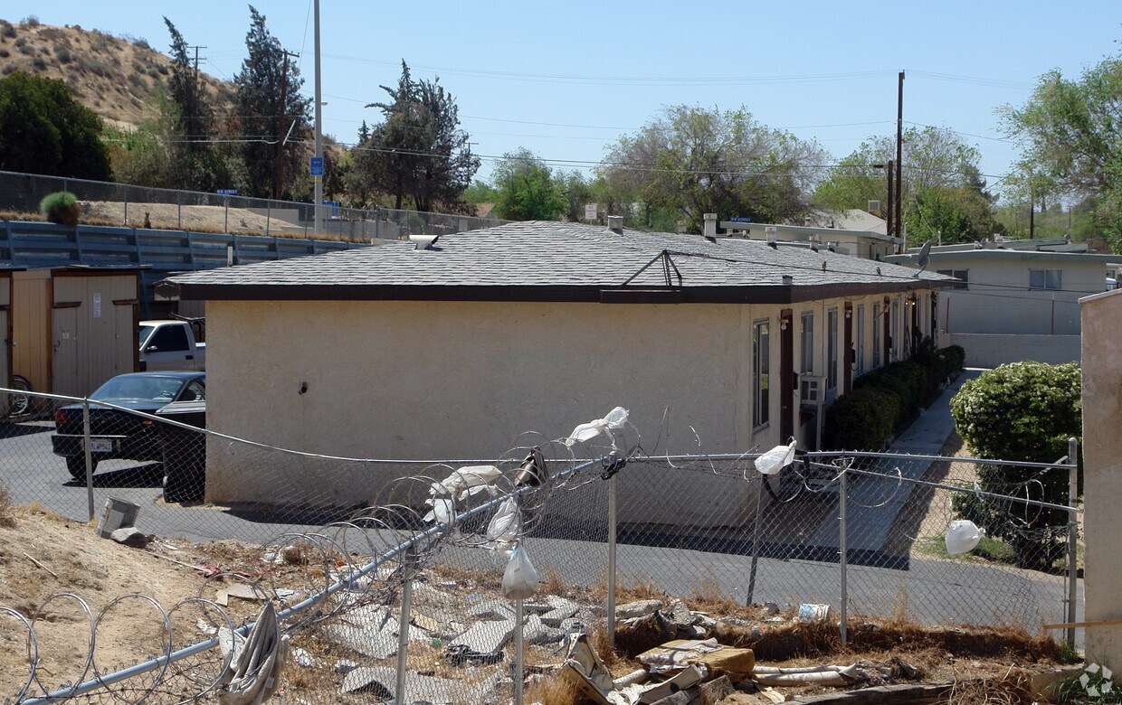 Primary Photo - 15572 Hesperia Rd