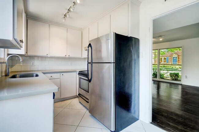 Building Photo - 1706 Vassar St