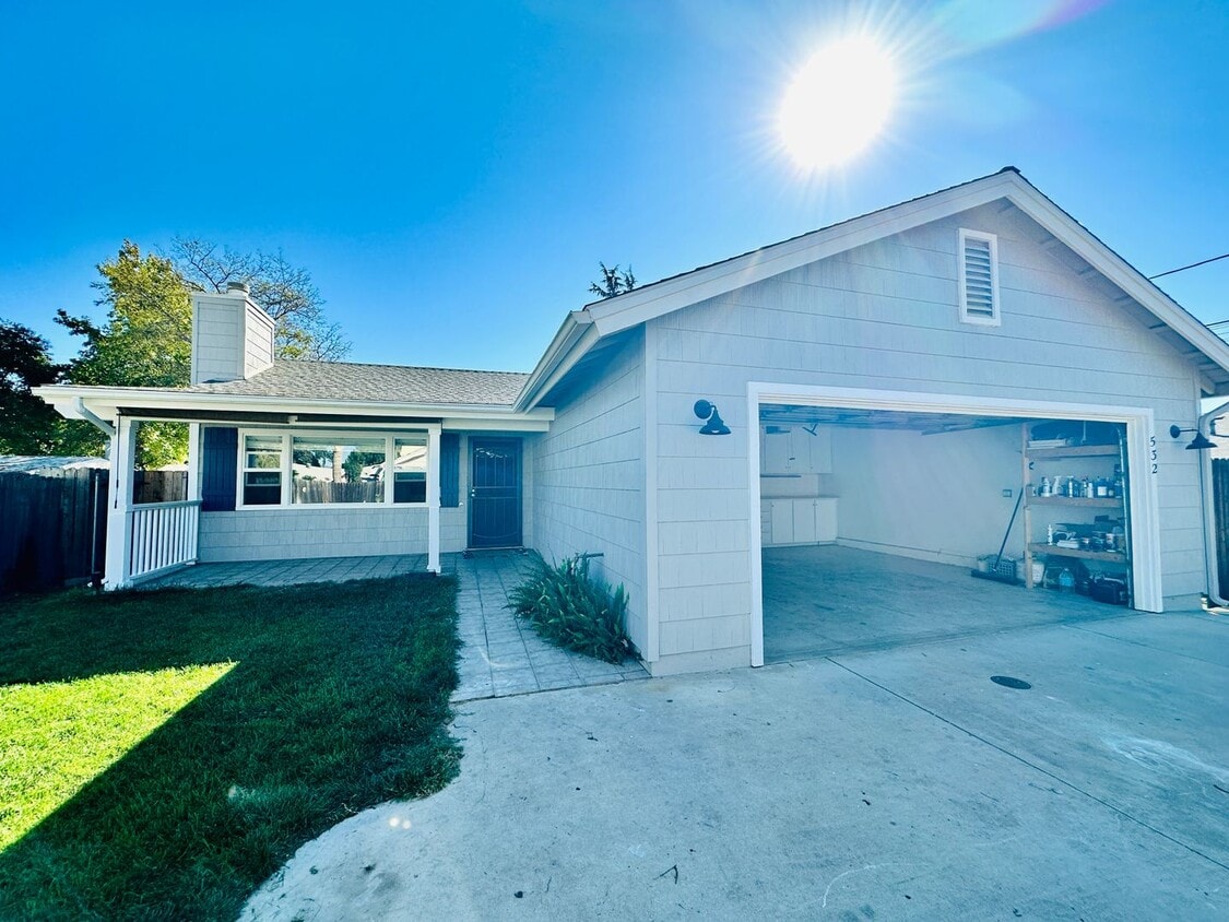 Primary Photo - Welcome To Your Upgraded Oak View Home!