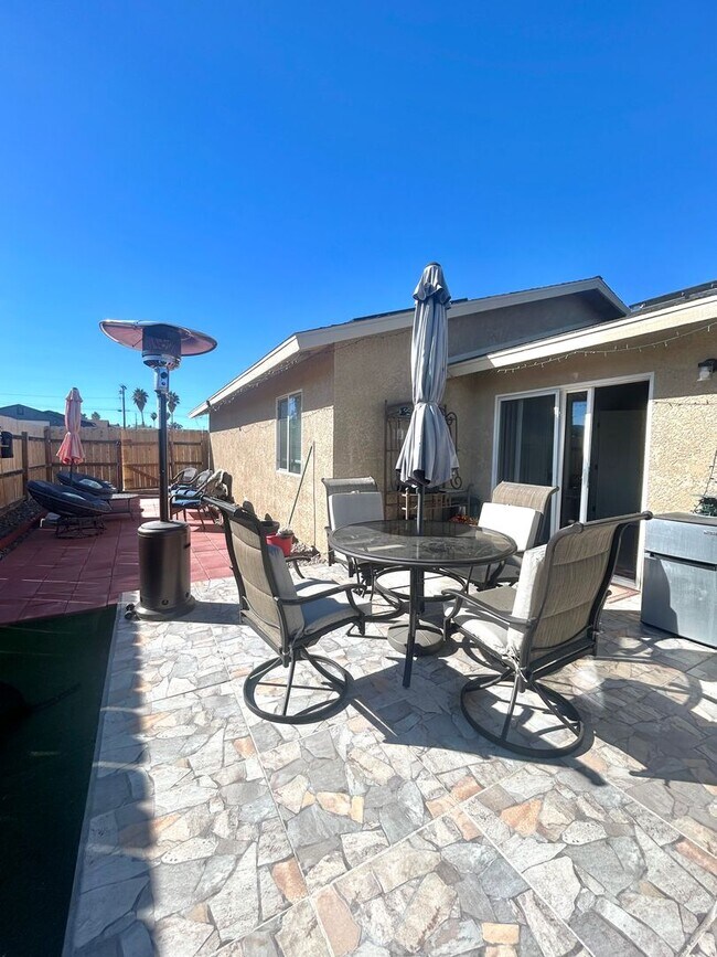 Building Photo - Gorgeous 3 Bedroom 2 Bathroom Home with Solar