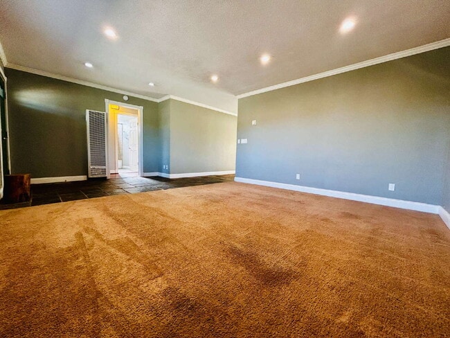Building Photo - Spacious 2 bd, 2 ba with attached finished garage