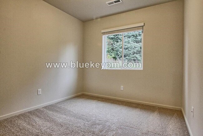 Building Photo - 3 Bed, 2.5 Bath Townhome in East Vancouver