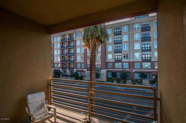 Terraza en el primer piso junto a la sala de estar y el dormitorio principal. - 154 W 5th St