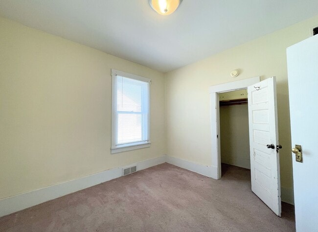 Building Photo - 2 bedroom with detached garage