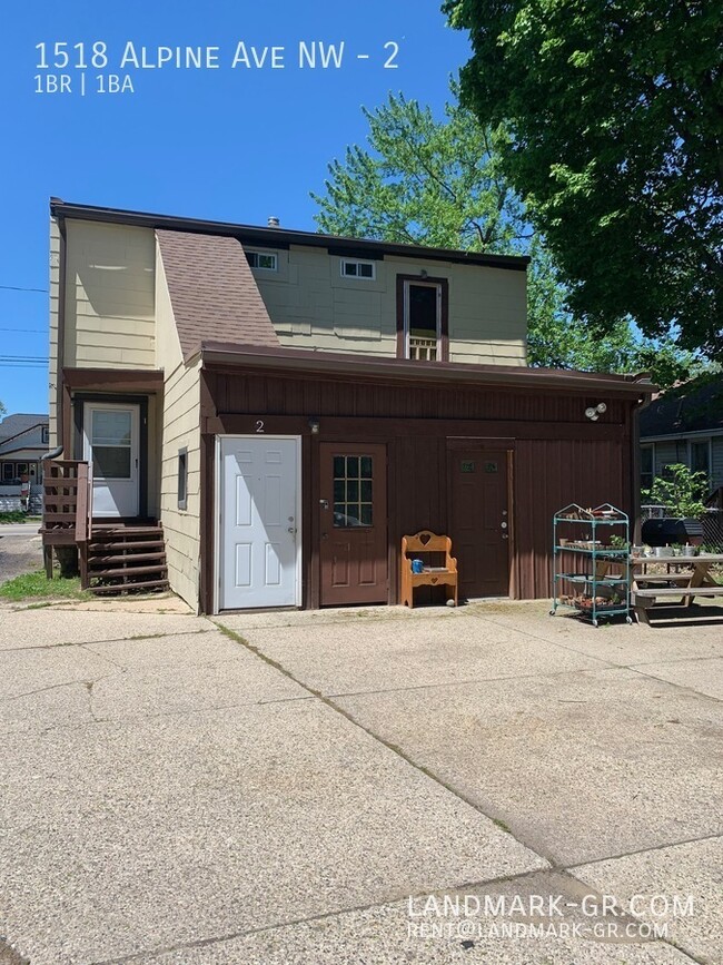 Building Photo - Updated 1 Bed/1Bath – First Month Only $550!