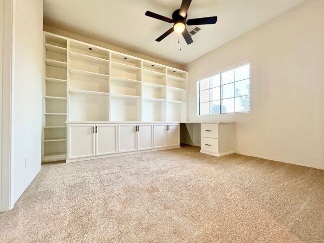 Building Photo - AVAILABLE NOW! 3 Bedroom 3 Bathroom + Offi...