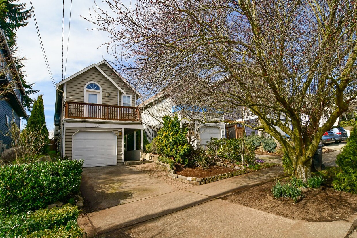 Primary Photo - Prime Ballard Location 3 BR/2BA Home - Ava...