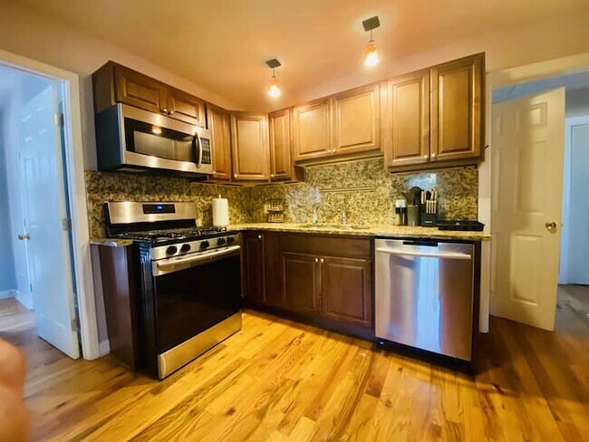 Fully equipped kitchen - 398 Maynard Ter SE