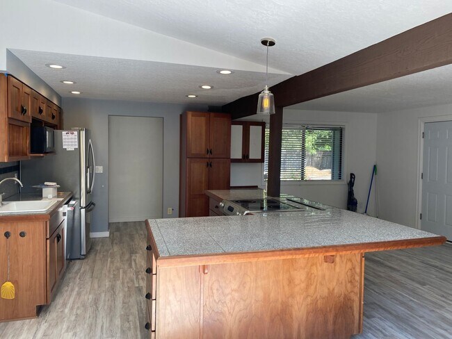 Foto del edificio - Rare Five Bedroom On Quiet Cul-de-Sac