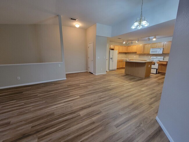 Foto del edificio - Spacious 2 bed, 2 bath townhome style cond...