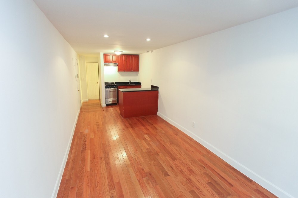 Primary Photo - 8 Jones St
