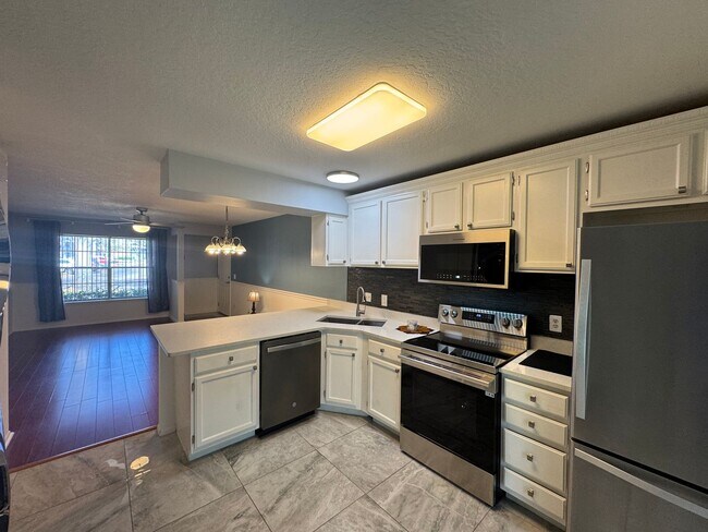 Foto del edificio - Charming 2-Bedroom Condo with Pool Access & Water Included – Prime Orlando Location