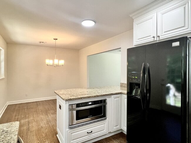 Building Photo - SPACIOUS 4 BEDROOM CLOSE TO MATTHEWS!