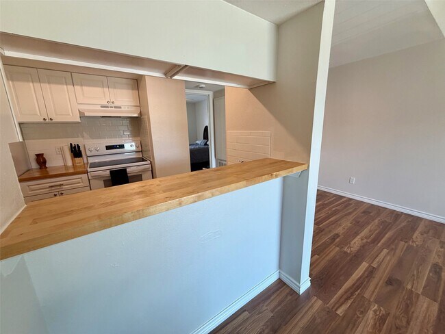 Foto del edificio - 3300 Pebblebrook Dr