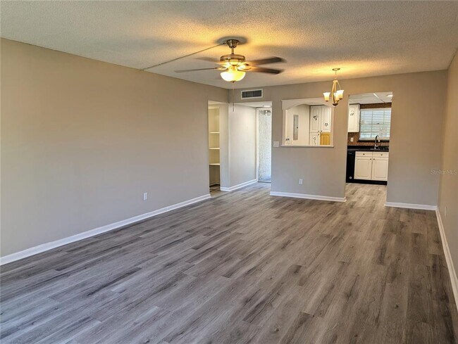 Foto del edificio - 701 Russell Ln