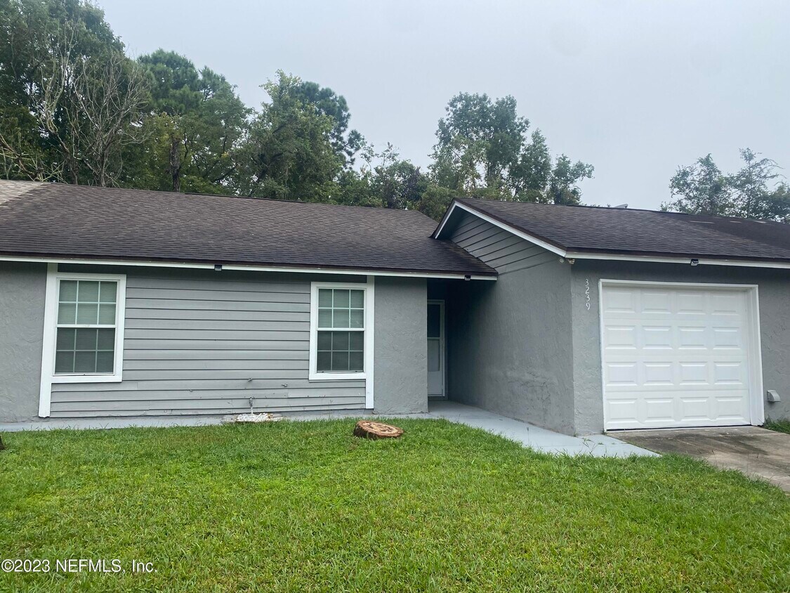 Primary Photo - 3239 Meadowlea Cir N