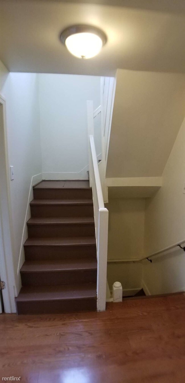 Foto del edificio - 3 br, 1 bath  - 127 S 13th St Apt 2