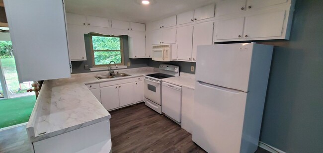Building Photo - 3 Bedroom 2 Bathroom House