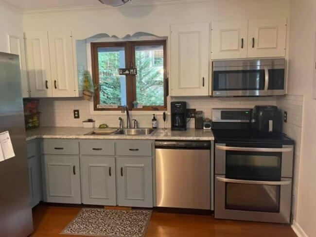 Building Photo - 3 Bedroom || 3 Bathroom Home with Basement...