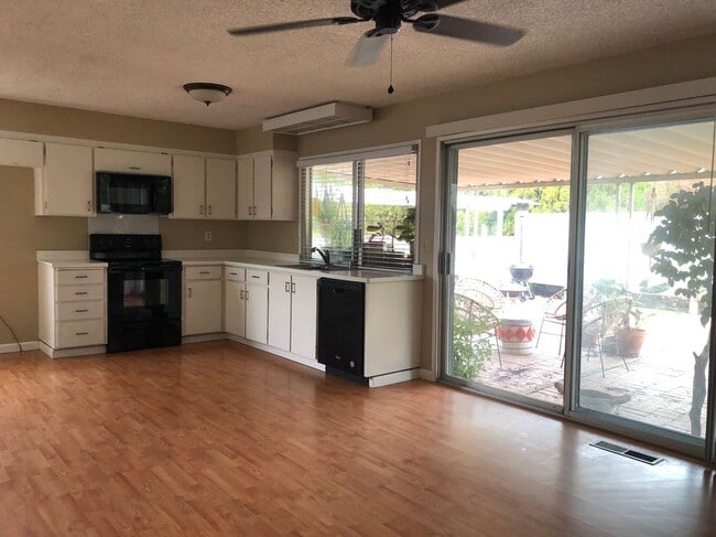 Building Photo - 708 Saturn Way