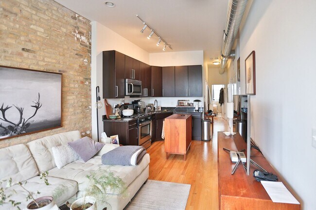 Foto del edificio - Great 1 Bedroom Apt. Exposed Brick, High Ceilings, All New. Great Location.