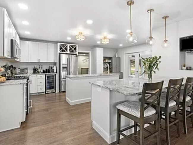 Foto del edificio - 1427 E Springhill Rd