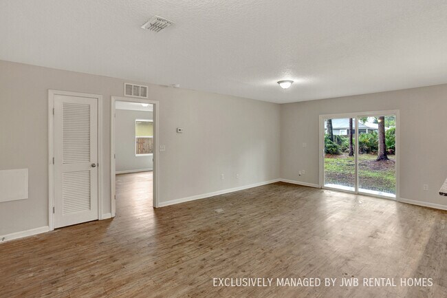 Foto del edificio - 8151 Hewitt St