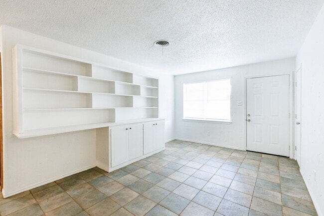 Foto del edificio - Updated 4 bedroom close to LCU and Tech