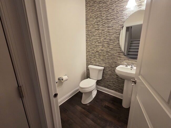 Building Photo - 12 Putnam Ln