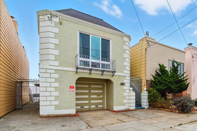Building Photo - 2145 32nd Ave