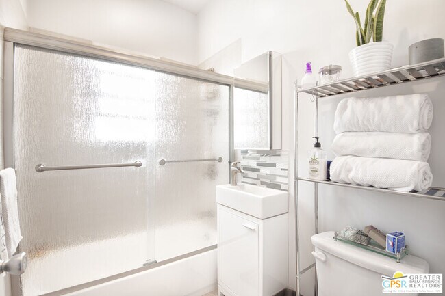 Foto del edificio - 250 S Kenmore Ave