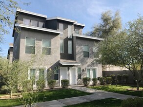 Building Photo - 1205 W Roosevelt St