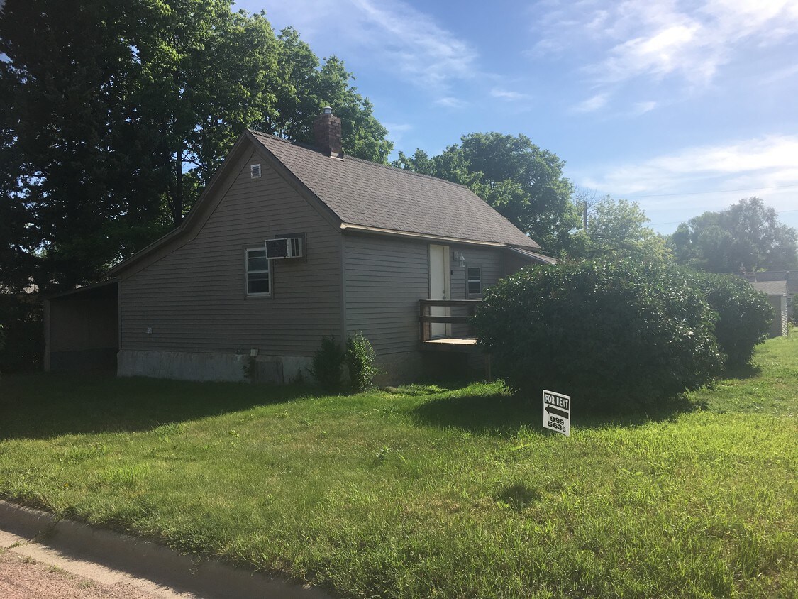 716 W Ash Ave, Mitchell, SD 57301 House Rental in Mitchell, SD