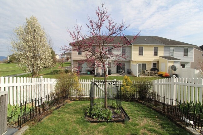 Foto del edificio - Liberty Square Townhome with Fenced Yard!