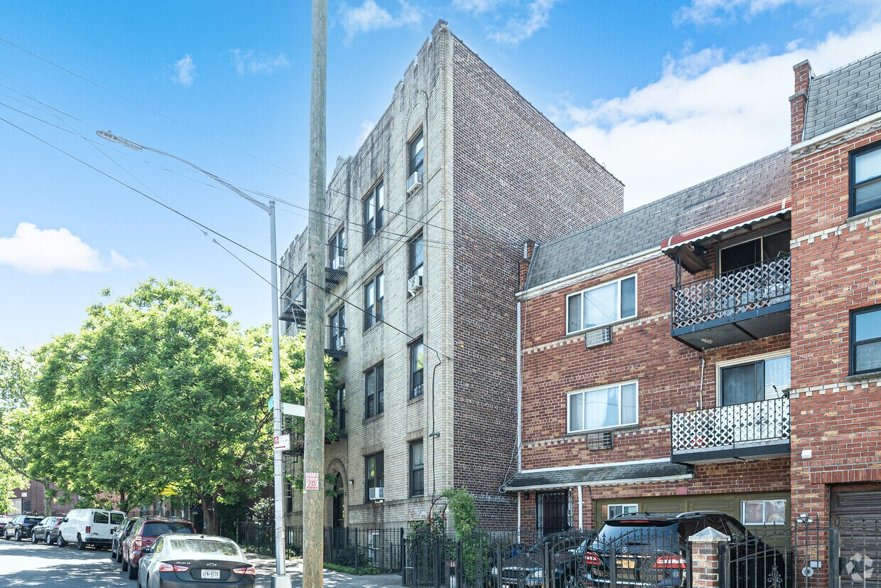 Foto principal - 7006 Woodside Ave