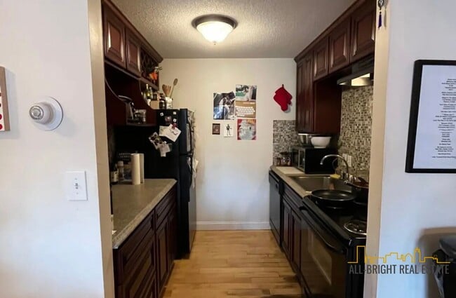 Building Photo - Large Studio - Balcony - Pool - Close to T