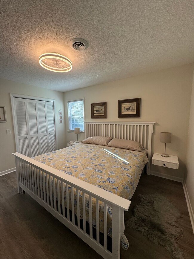 Foto del edificio - FULLY FURNISHED Wooded Oak Island area  3 ...