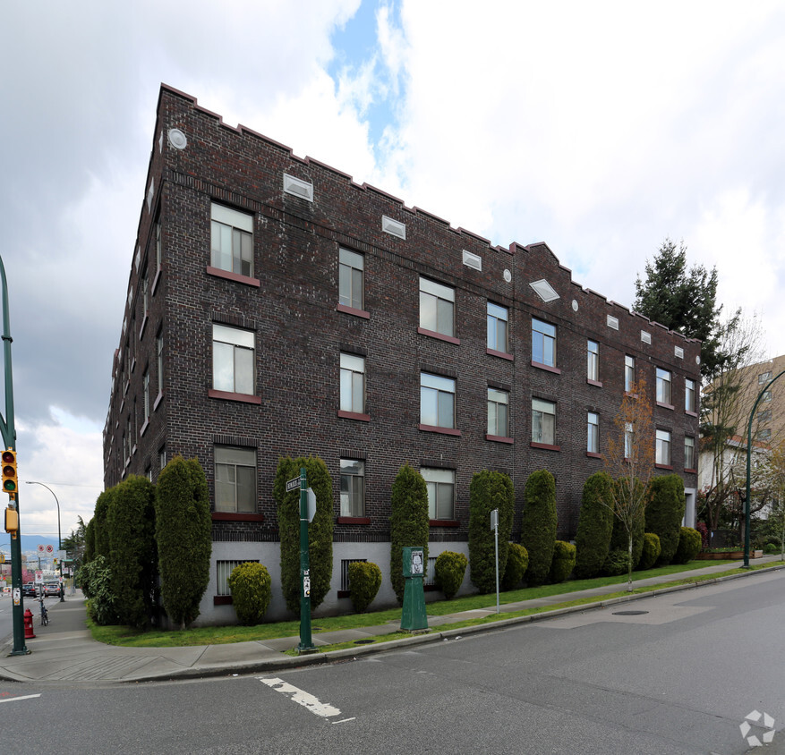 Primary Photo - Hemlock Place Apartments