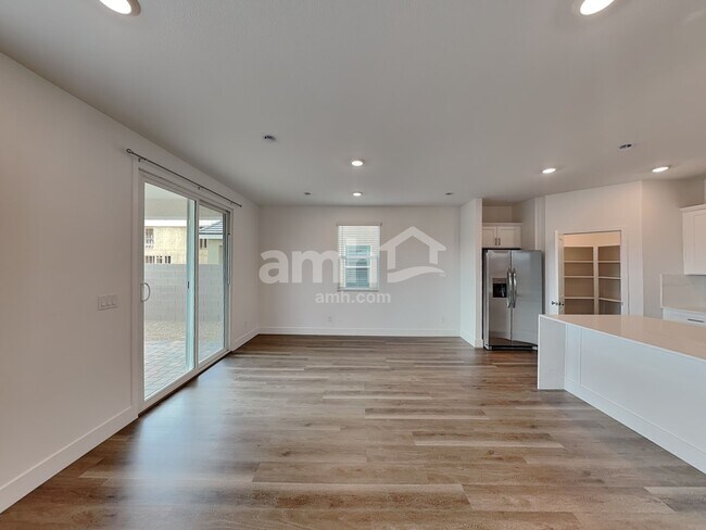 Building Photo - 5879 Vaes Dothrak St