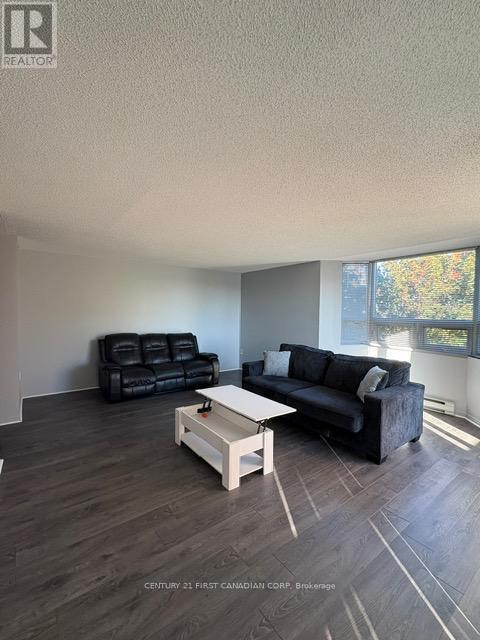 Photo du bâtiment - 77-577 Base Line Rd W