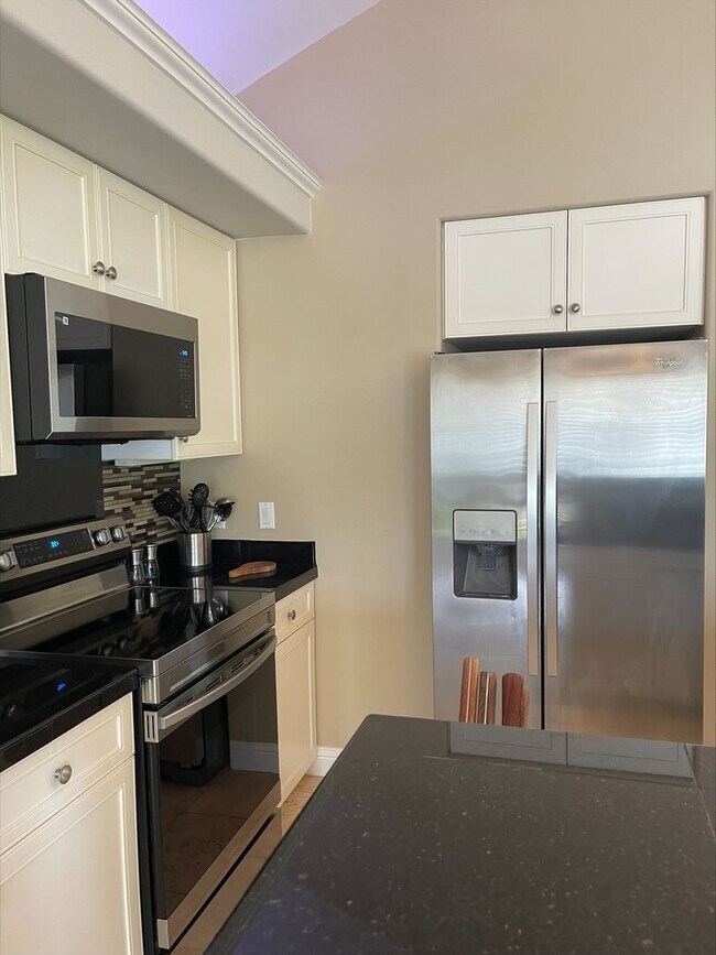 Foto del edificio - Furnished 3 Bedroom 3 Bath Condo