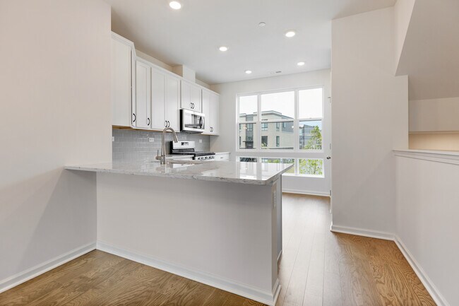 Building Photo - 1283 Lakepointe Dr
