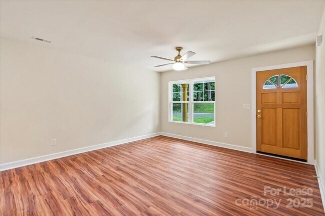 Foto del edificio - 2890 Shady Ln Ave