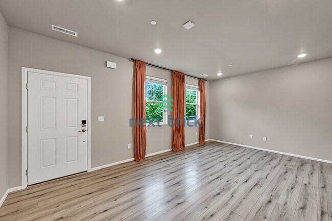 Foto del edificio - 3 Bed, 2.5 Bath Beautiful Townhouse Available for Rent!