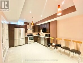 Building Photo - 19 Dunrobin Cres